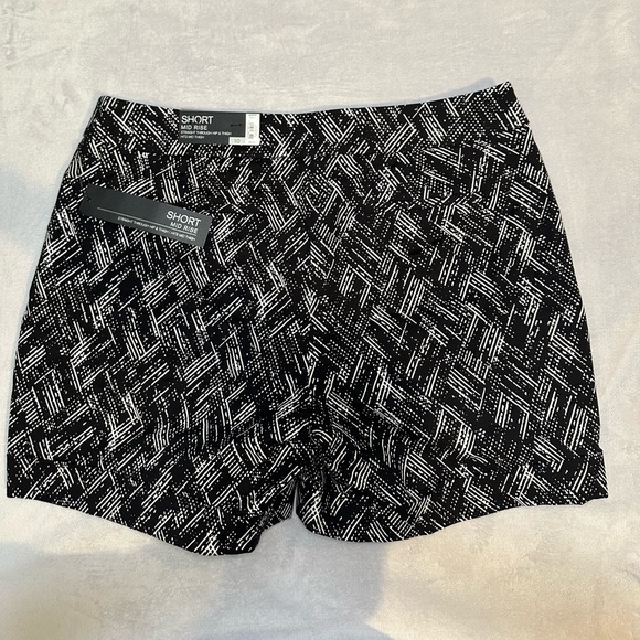 NWT Apt. 9 Women's Black and White Geometric Shorts - Picture 4 of 5
